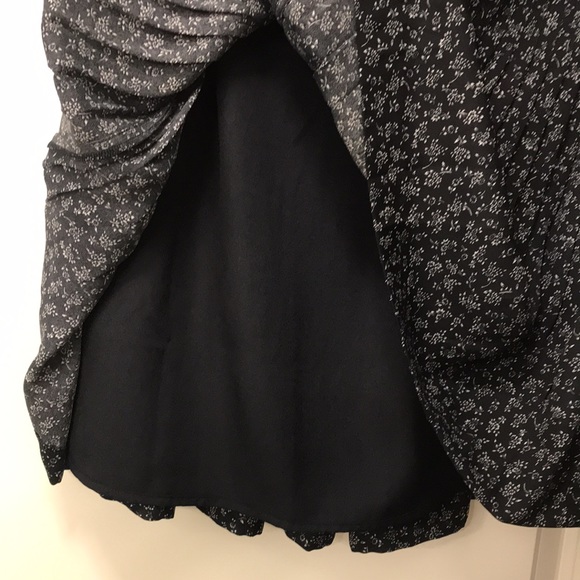 Lightweight skirt. Tiny pleats, lined,hidden side zipper. - Picture 3 of 3